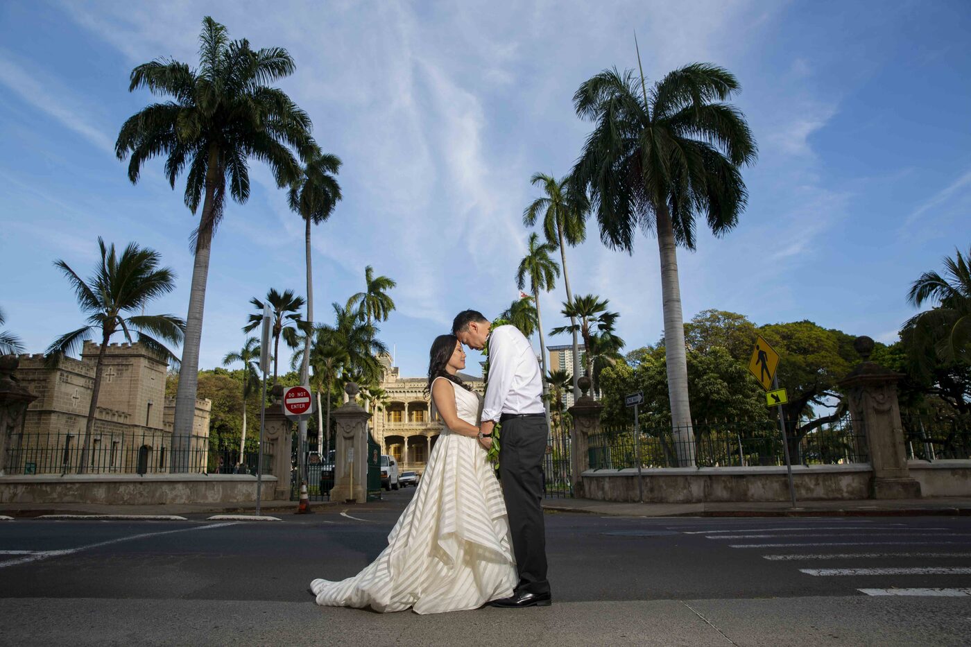 Couple portrait at Iolani Palace in Honolulu, photographed by Pure Media Hawaii